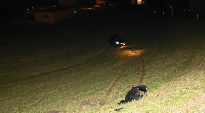 Auto bei Selbstunfall überschlagen