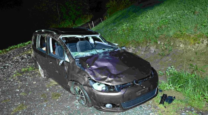 Auto überschlägt sich nach Selbstunfall