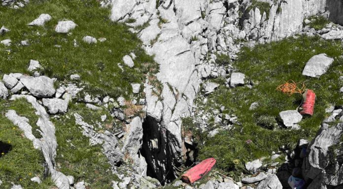 Höhlenforscher in Höhle von Stein getroffen