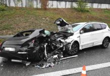 Unfall zwischen zwei Autos – Autofahrer verstorben