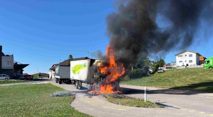 Bazenheid: Lastwagen in Brand