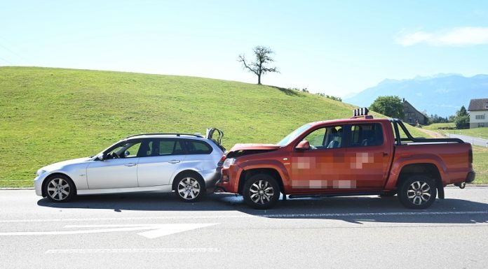 Auffahrunfall von zwei Autos – Frau verletzt