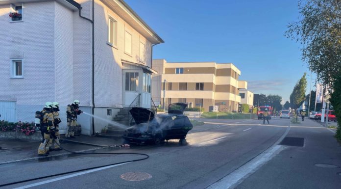 Schwarzenbach: Auto in Brand