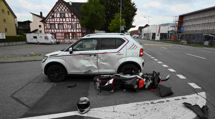 Schwarzenbach: Motorrad prallt in Auto