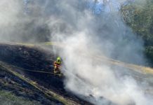 Weite: Heuhaufen in Brand