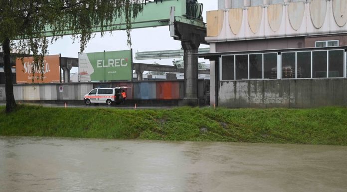 Mit Auto im Binnenkanal gelandet