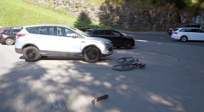 Unfall zwischen E-Bike und Auto