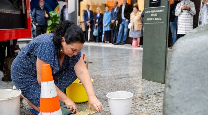 Gegen das Vergessen: Zwei Stolpersteine in Vaduz verlegt