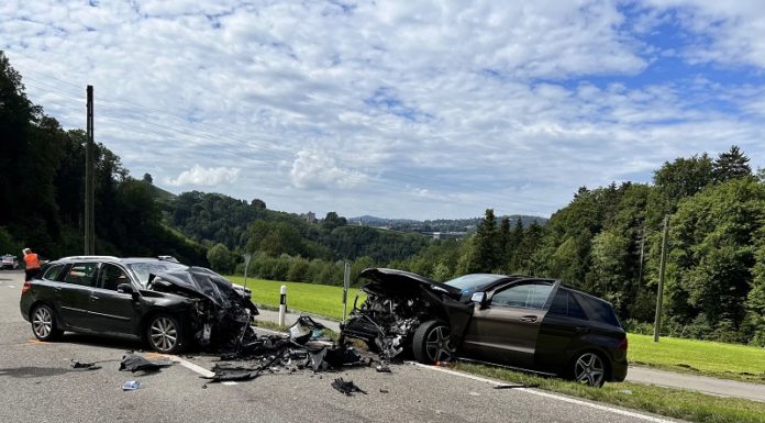 Frontalkollision mit schwer verletztem Mann