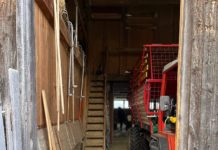 Einjähriges Kind fällt von Heuboden