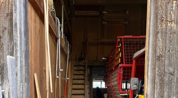 Einjähriges Kind fällt von Heuboden