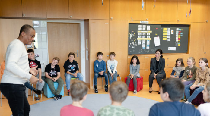 RR D. Hasler besucht Workshop „Herzkiste“ vom SOS Kinderdorf