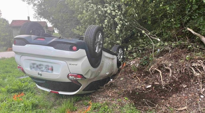 Nach Selbstunfall auf Dach gelandet