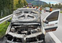 Pick-Up in Brand geraten