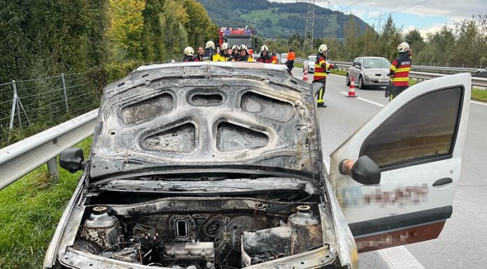 Pick-Up in Brand geraten