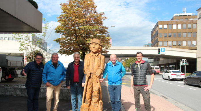 Holzfigur wandert zum Alpenverein