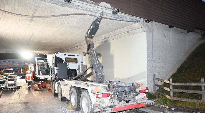 Mit Lastwagen in Unterführungsdecke geprallt