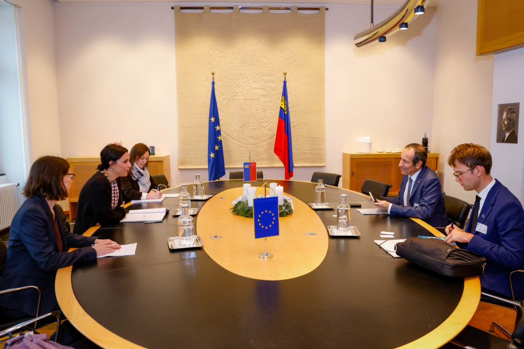 Liechtenstein Vaduz Regierung Besuch Regierungsraetin Dominique Hasler EU-Botschafter Petros Mavronmichalis