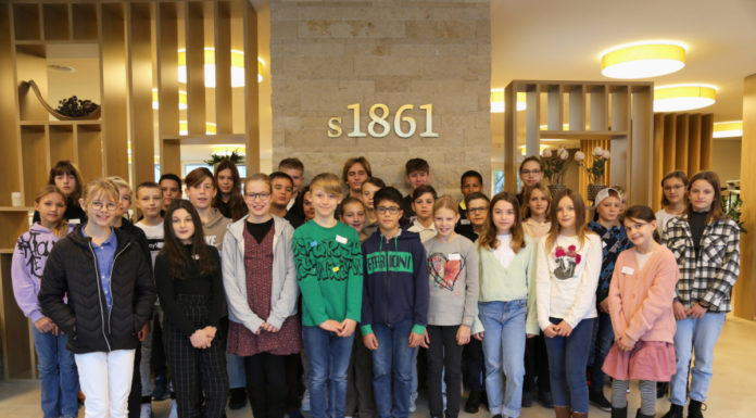 Kinder blicken der Familie bei der LLB über die Schulter