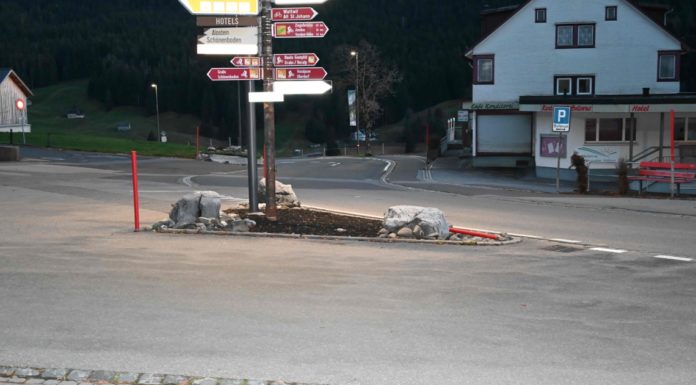 Wildhaus: Mit Auto Pfosten touchiert