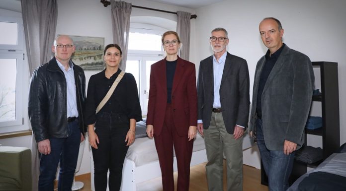 Monauni besucht Flüchtlingsunterkunft im Haus Gutenberg