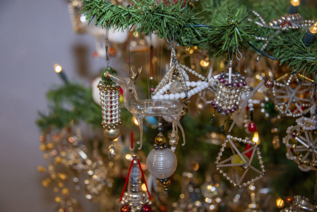 Christbaum mit Gablonzer Weihnachtsschmuck_Foto_Silvia Abderhalden, exclusiv