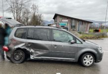 Unfall beim Linksabbiegen-Hoher Sachschaden