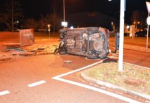 Auto kippt auf die Seite – Fahrer fahrunfähig