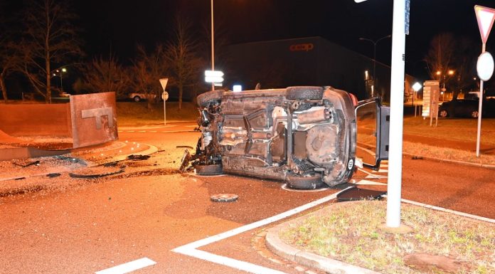 Auto kippt auf die Seite – Fahrer fahrunfähig