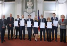 Feierliche Diplomübergabe