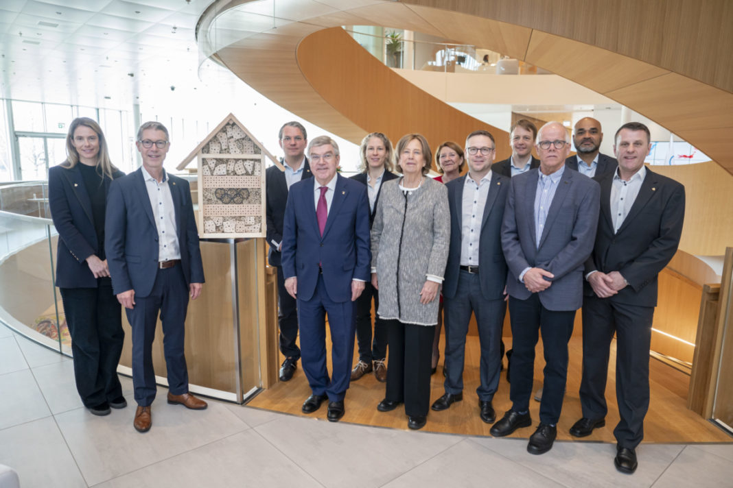 Thomas Bach (4.v.l.) mit LOC Vorstand und Bienenhotel