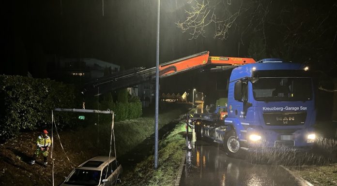 Mit Auto betrunken im Bach gelandet