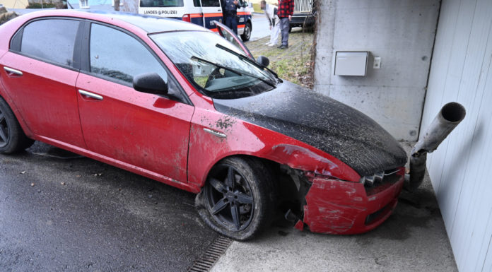 Eschen: Kollision mit Kandelaber