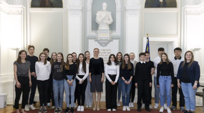 Realschule Balzers zu Besuch im Regierungsgebäude