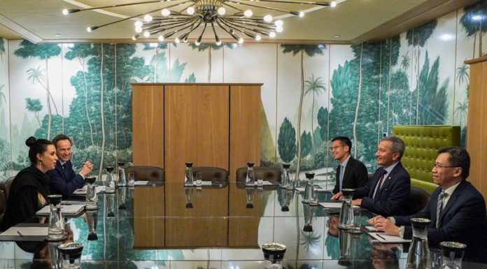 Beziehungen mit Singapur intensiviert