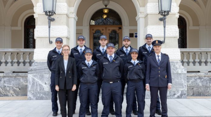 Acht neue Mitglieder der Bereitschaftspolizei vereidigt