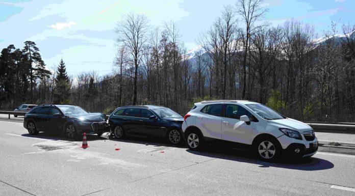 Vier Autos ineinandergeprallt