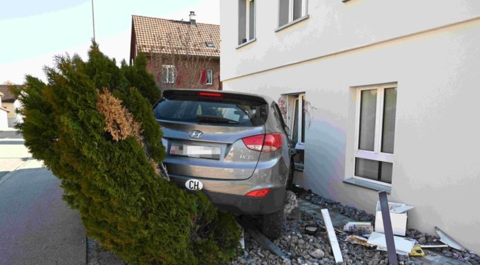 Weite: Auto prallt in Hauswand