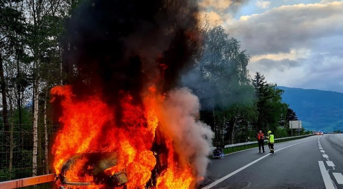 Fahrzeugbrand auf der Autobahn A-13
