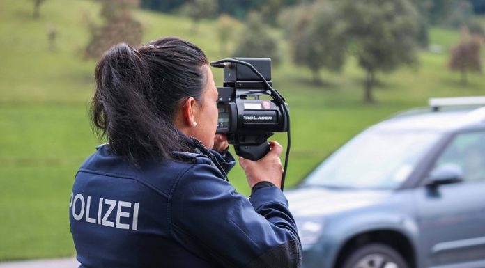 Unverantwortlich! Raser mit Kleinkind ohne Kindersitz unterwegs!