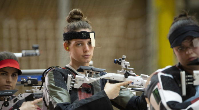 GSSE Malta 2023: Larissa Vanoni und Raphael Schwendinger tragen die Fahne