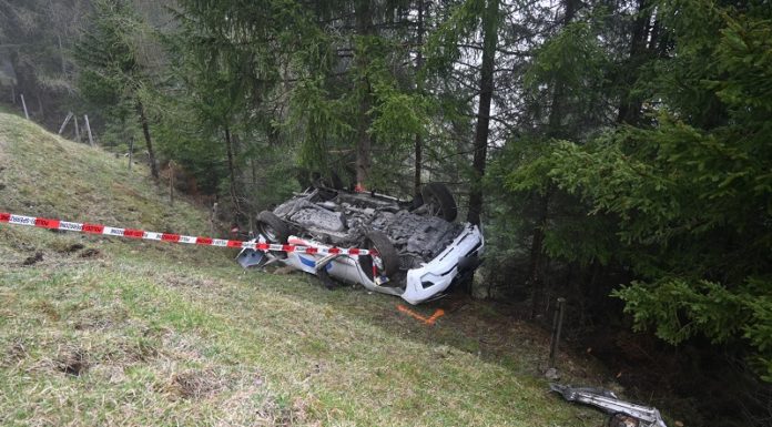 Steg: Geländewagen stürzt 50 Meter in die Tiefe