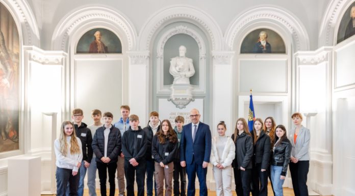 Schülerinnen und Schüler zu Besuch beim Regierungschef