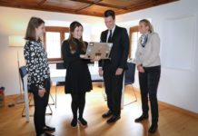 Regierungsrat Manuel Frick besucht ukrainische Künstlerin in Balzers