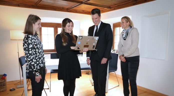 Regierungsrat Manuel Frick besucht ukrainische Künstlerin in Balzers