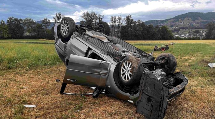 Kaltbrunn: Auto liegt nach Selbstunfall auf Dach