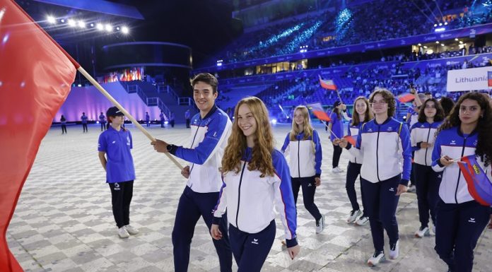 Artistic Swimming Duett und Leichtathlet*innen im Einsatz