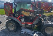 Landwirtschaftliches Fahrzeug gerät in Brand