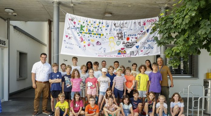 Ruggell: Transparentübergabe Kinderrechte