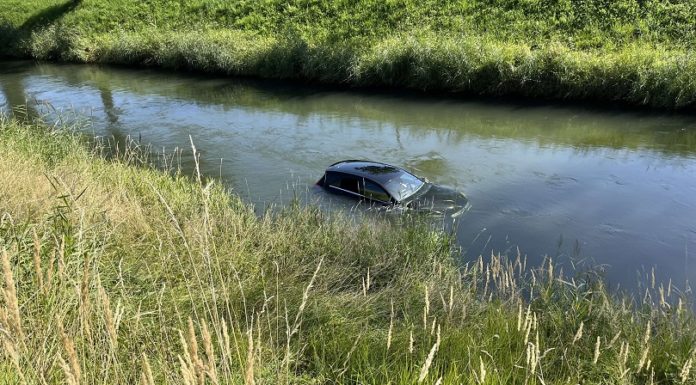 Auto landet im Kanal